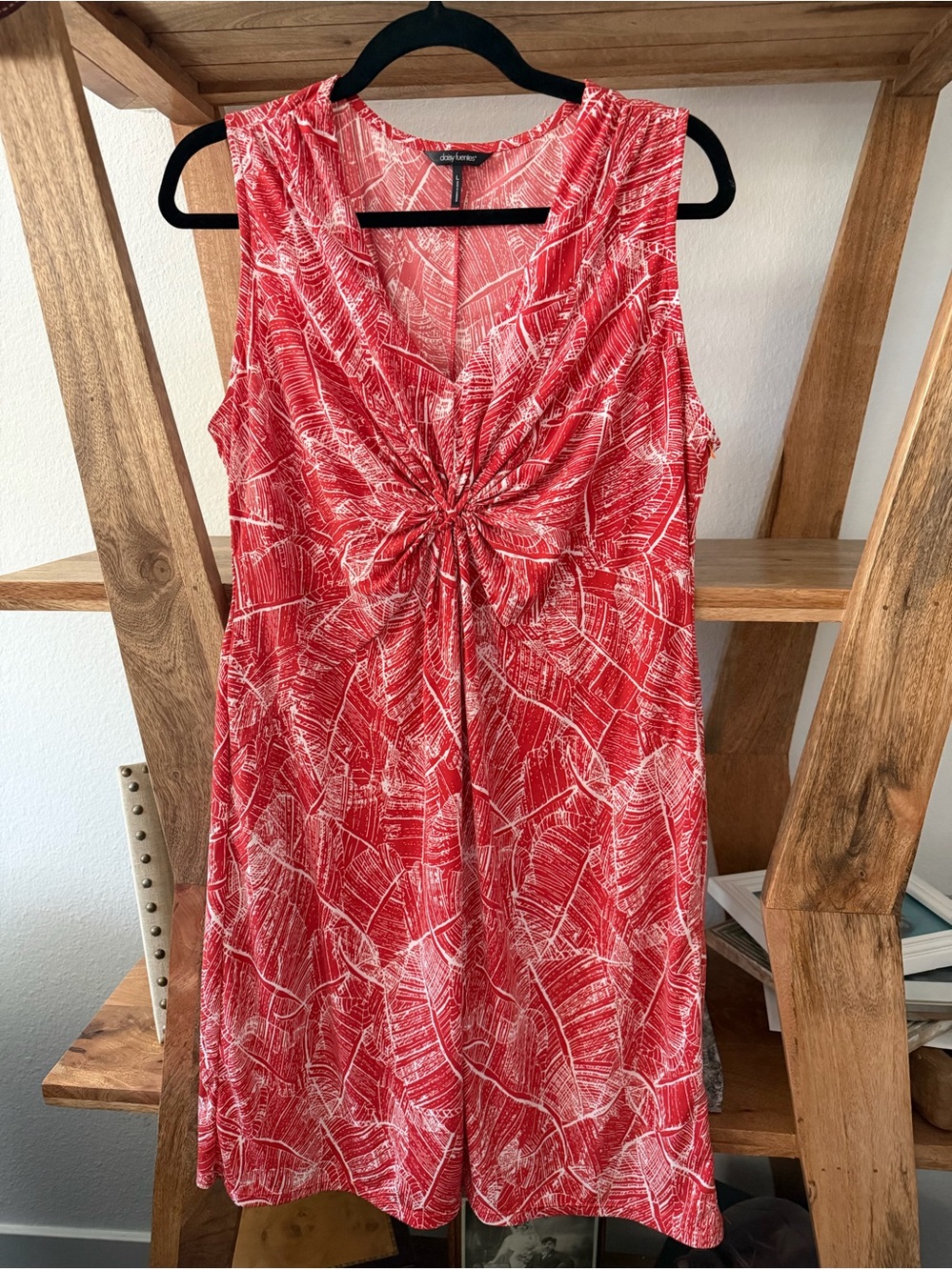 Flattering Daisy Fuentes Orange and White Twist-Front
V-Neck Midi Dress sz Large